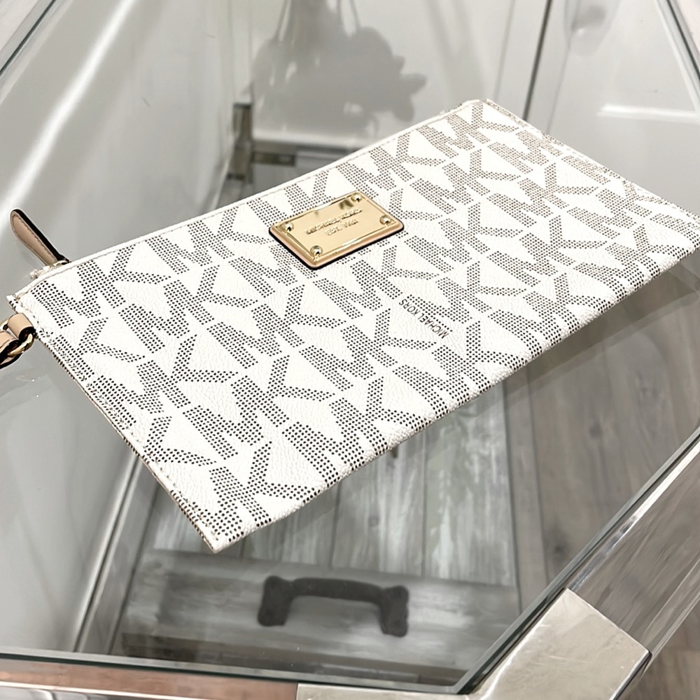 Micheal Kors Wristlet